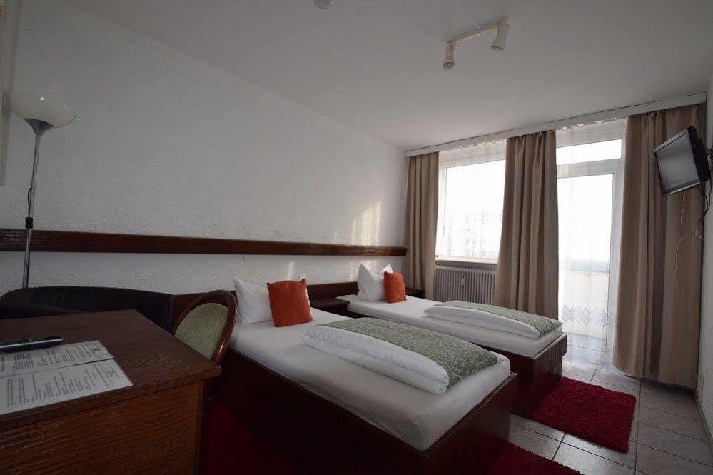 Hotel & Restaurant Main Taunus Хоххайм-ам-Майн Экстерьер фото